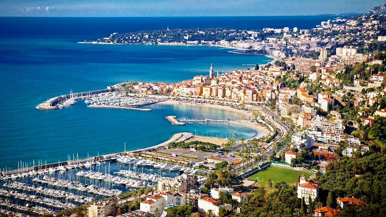 Vista panoramica di Mentone e delle sue proprietà immobiliari