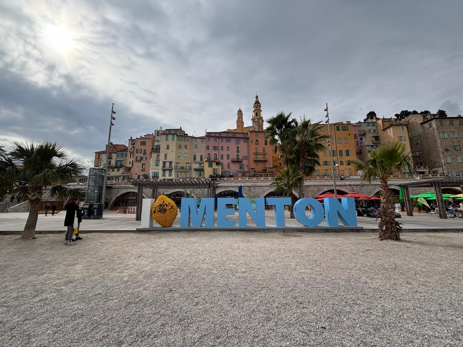 Panoramica di Mentone con la scritta 'I Love Menton' sul lungomare