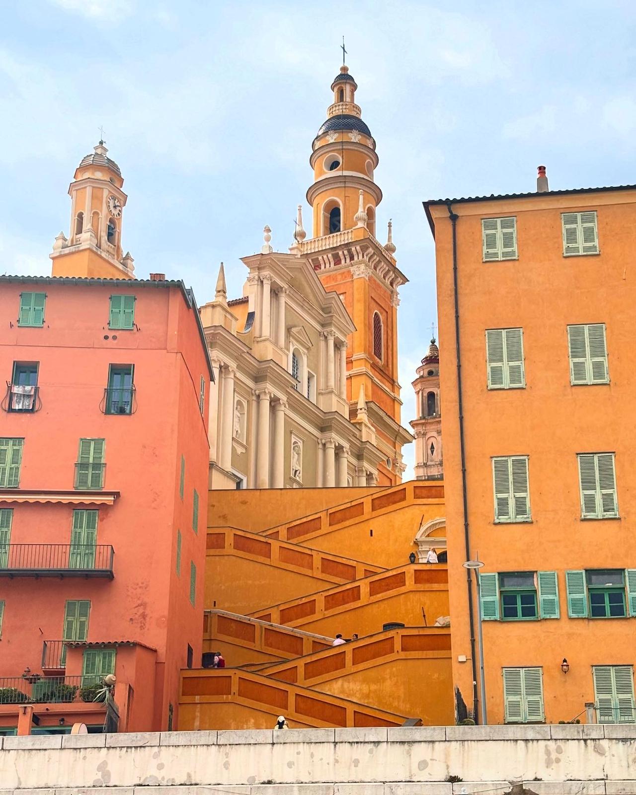 Scalinata barocca e facciate colorate nel centro storico di Mentone